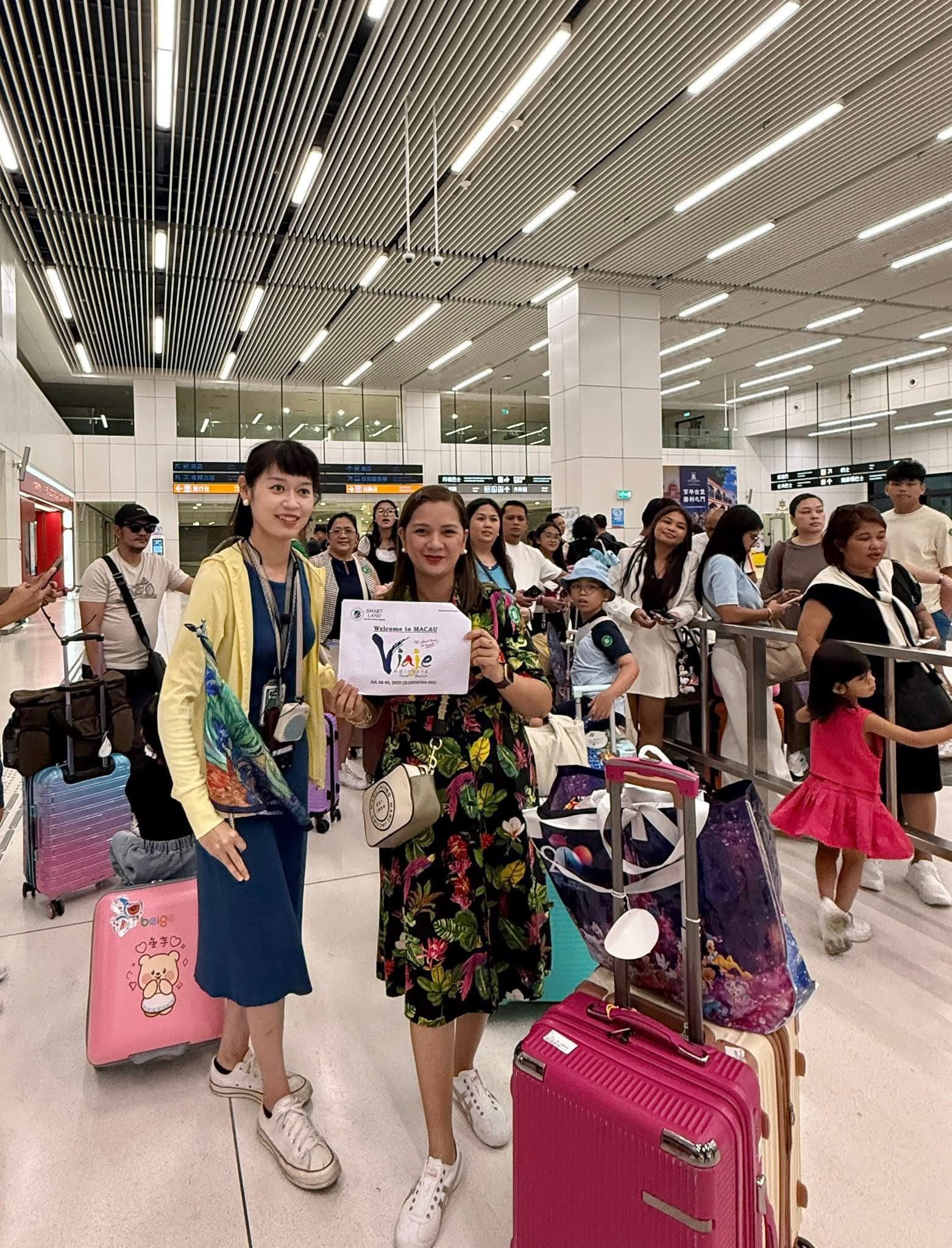 Viaje Holidays travelers ready for their international journey